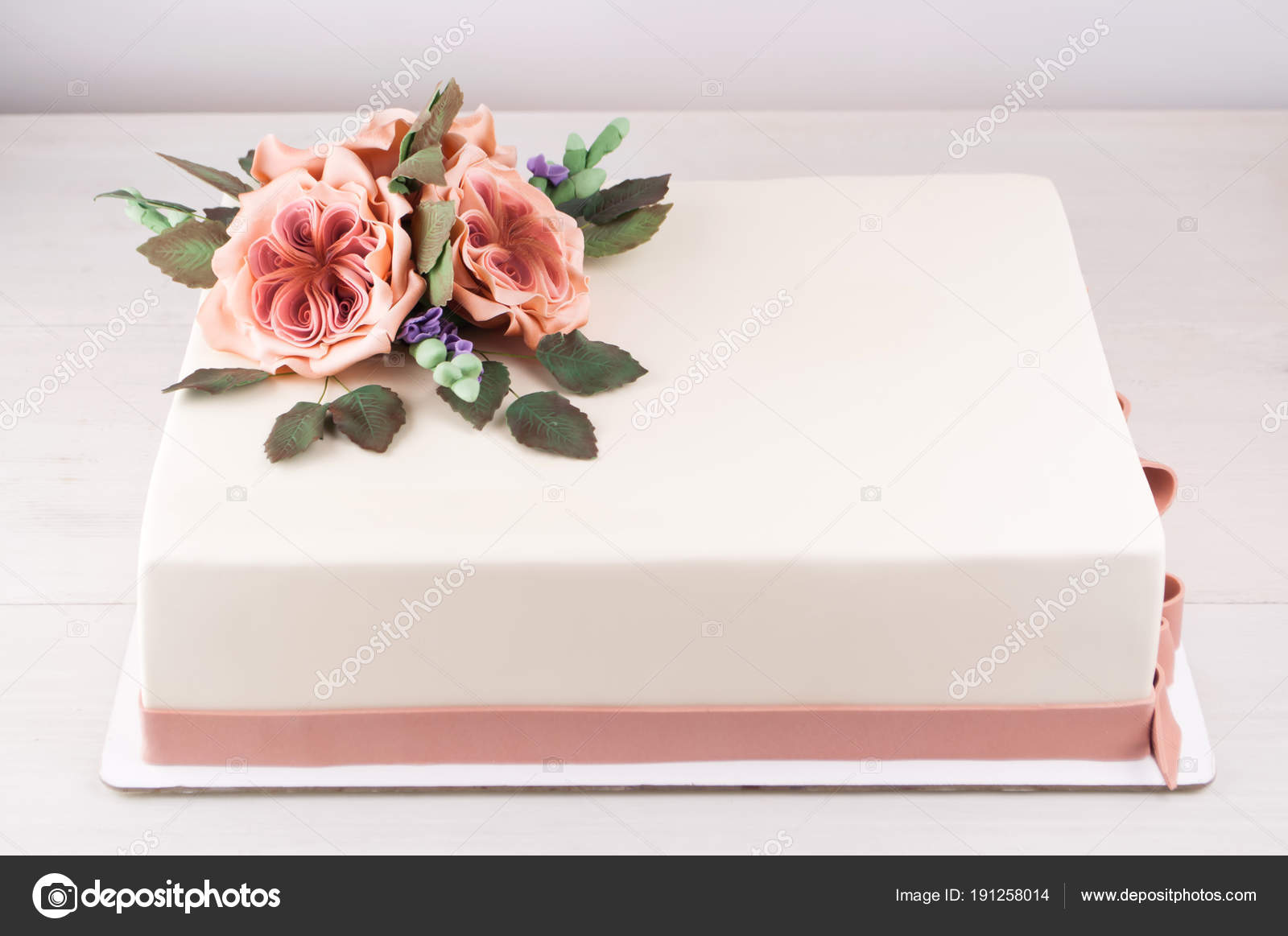 Торт квадратный с белыми цветами